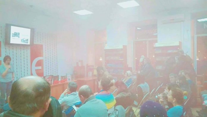 У львівській книгарні невідомий кинув димову шашку під час лекції про Голокост (фото) У львівській книгарні невідомий кинув димову шашку під час лекції про Голокост (фото)