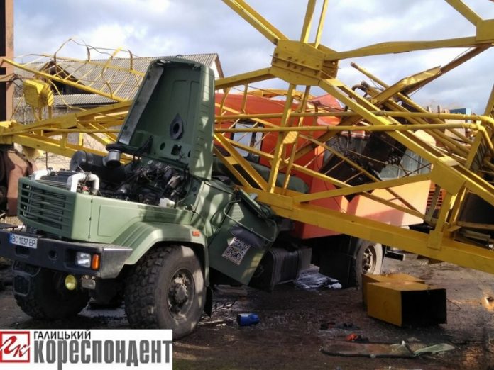 В Івано-Франківську впав кран на вантажівку, є загиблі (фото, відео) В Івано-Франківську впав кран на вантажівку, є загиблі (фото, відео)