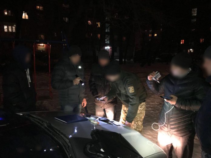 Стали відомі деталі затримання на хабарі двох поліцейських у Львові (фото) Стали відомі деталі затримання на хабарі двох поліцейських у Львові (фото)