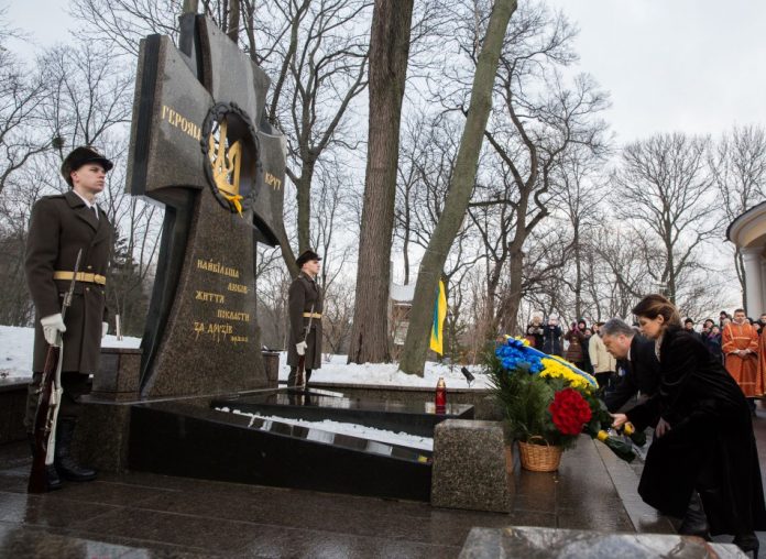 Президент разом з дружиною вшанував пам’ять Героїв Крут Президент разом з дружиною вшанував пам’ять Героїв Крут