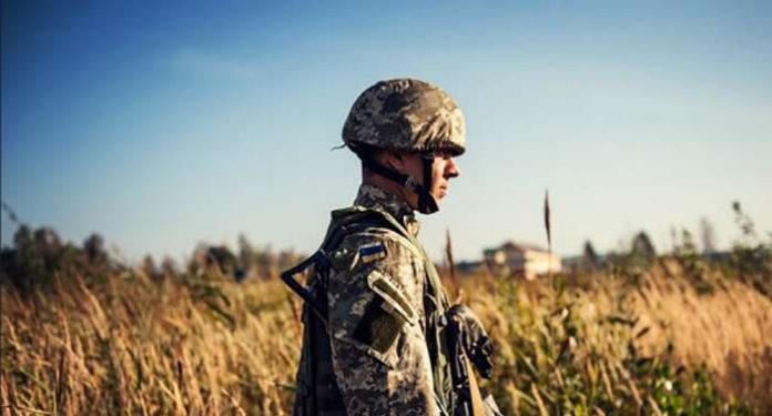 В мережі опублікували зворушливе відео з бійцем АТО, який допомагає дитині В мережі опублікували зворушливе відео з бійцем АТО, який допомагає дитині