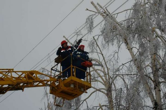 Через негоду в Україні 146 населених пунктів залишаються без світла Через негоду в Україні 146 населених пунктів залишаються без світла