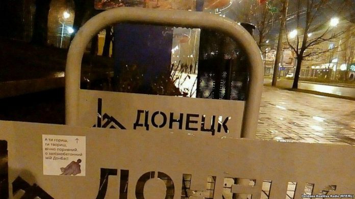 В окупованому Донецьку розклеїли наліпки про Василя Стуса В окупованому Донецьку розклеїли наліпки про Василя Стуса