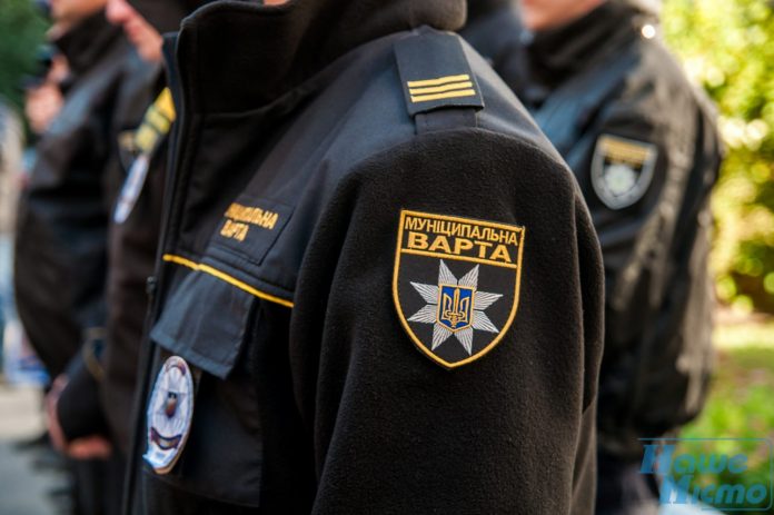 Батько змушував неповнолітню доньку жебракувати перед церквою Батько змушував неповнолітню доньку жебракувати перед церквою