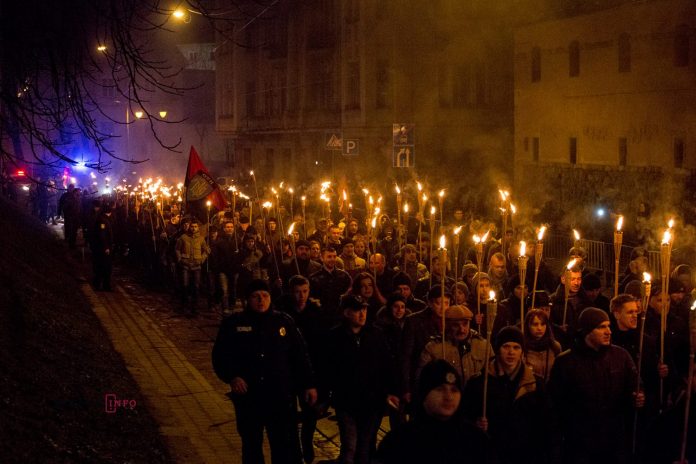 Сотні львів’ян вийшли на смолоскипну ходу на честь Степана Бандери (фоторепортаж) Сотні львів’ян вийшли на смолоскипну ходу на честь Степана Бандери (фоторепортаж)
