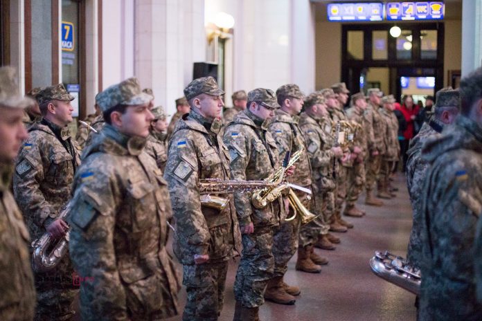 Військовий оркестр виконує марш «Героям Крут» на львівському залізничному вокзалі (пряма трансляція) Військовий оркестр виконує марш «Героям Крут» на львівському залізничному вокзалі (пряма трансляція)