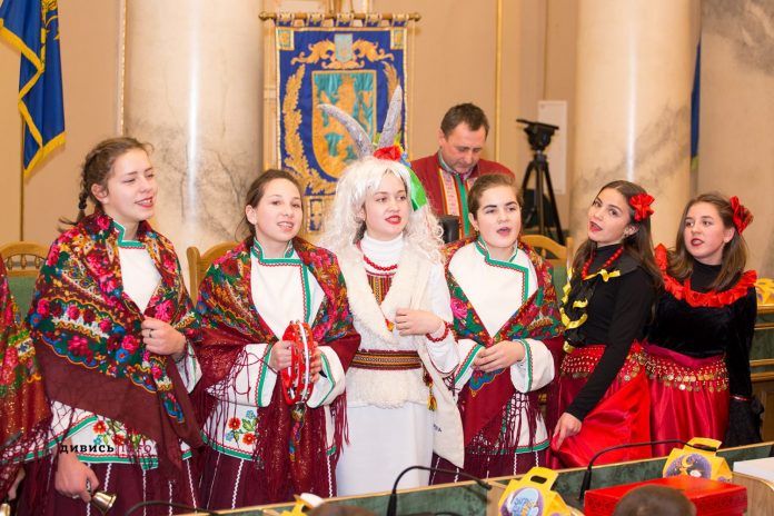 Як діти зі Сходу колядували у Львівській обласній раді (фото) Як діти зі Сходу колядували у Львівській обласній раді (фото)