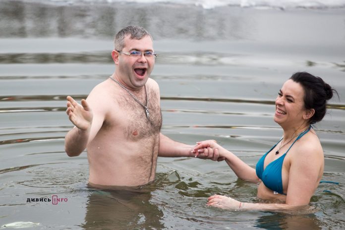 Водохреще у Львові: пірнають старі й малі (фоторепортаж) Водохреще у Львові: пірнають старі й малі (фоторепортаж)