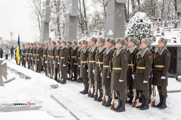 На Личаківському цвинтарі вшанували пам’ять тих, хто віддав своє життя за Україну (фото) На Личаківському цвинтарі вшанували пам’ять тих, хто віддав своє життя за Україну (фото)