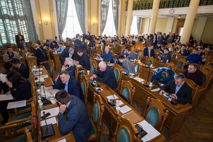 Синютка закликав міських депутатів не виплачувати 20 мільйонів боргу АТП-1 компанії Чуркіна Синютка закликав міських депутатів не виплачувати 20 мільйонів боргу АТП-1 компанії Чуркіна