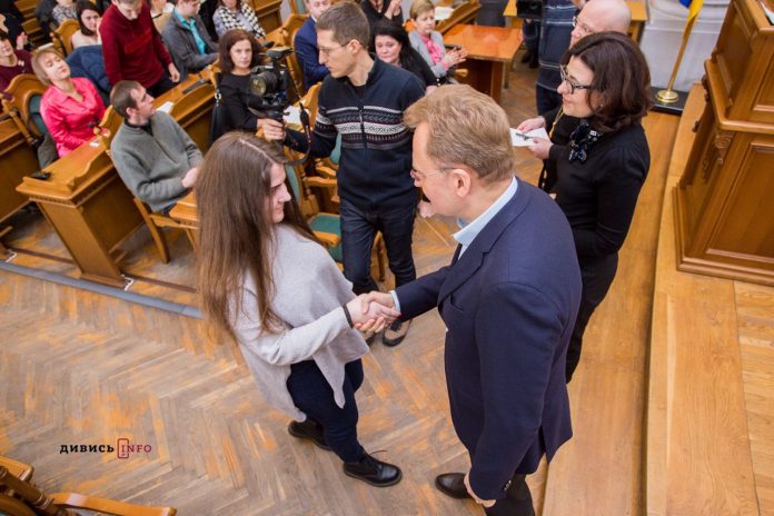 У Львові сім`ї бійців АТО отримали квартири (фото) У Львові сім`ї бійців АТО отримали квартири (фото)
