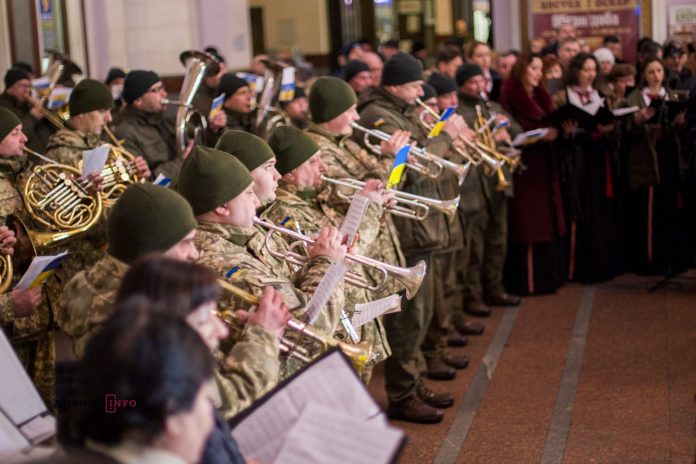 На львівському вокзалі виступив військовий оркестр до 100-річчя подвигу Героїв Крут (фото) На львівському вокзалі виступив військовий оркестр до 100-річчя подвигу Героїв Крут (фото)