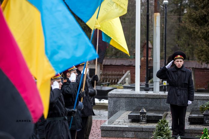 До 100-річчя подвигу Героїв Крут відбулися заходи на Личаківському кладовищі (фото) До 100-річчя подвигу Героїв Крут відбулися заходи на Личаківському кладовищі (фото)