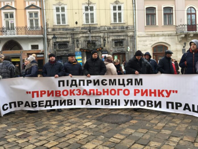 Під стінами Ратуші підприємці «Привокзального» вимагають не допустити його комуналізації Під стінами Ратуші підприємці «Привокзального» вимагають не допустити його комуналізації