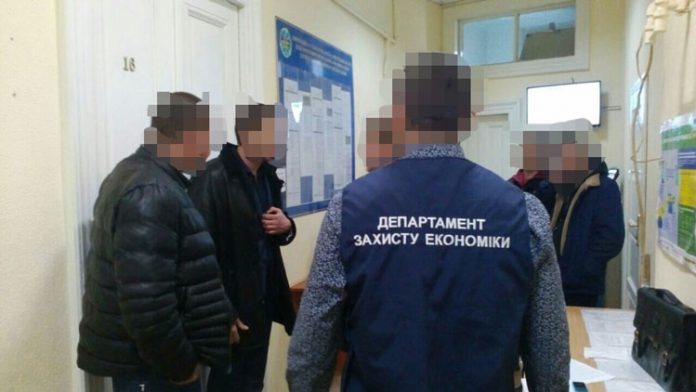 На Львівщині затримали на хабарі посадовця міграційної служби та посередника (фото) На Львівщині затримали на хабарі посадовця міграційної служби та посередника (фото)