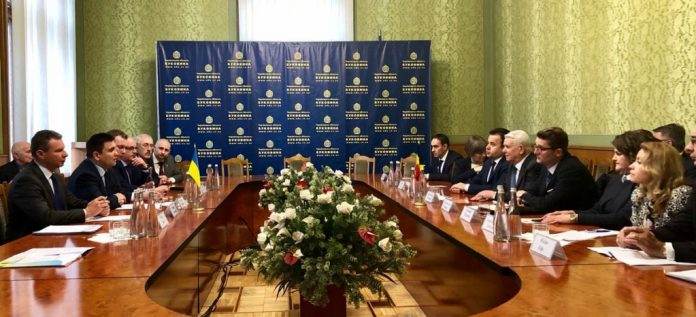 Україна та Угорщина домовилися напрацювати документ щодо закону про освіту Україна та Угорщина домовилися напрацювати документ щодо закону про освіту