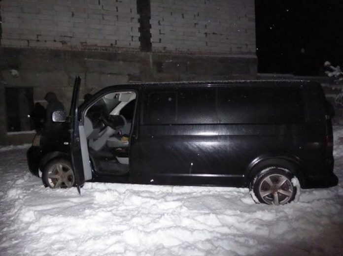 У Києві посеред вулиці п’ятеро невідомих викрали чоловіка (відео) У Києві посеред вулиці п’ятеро невідомих викрали чоловіка (відео)