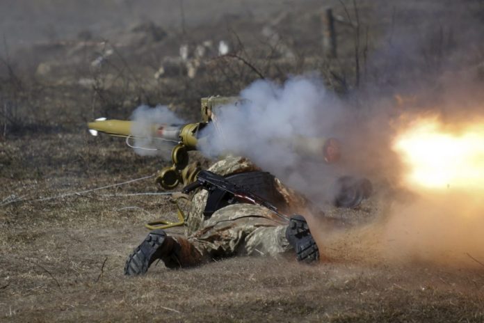 «Новорічна» ніч в АТО: сім обстрілів, один український військовий поранений «Новорічна» ніч в АТО: сім обстрілів, один український військовий поранений