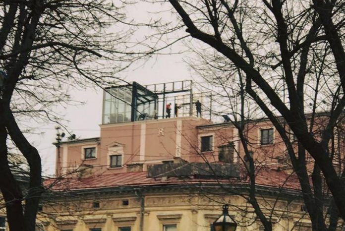 На вимогу мерії готель демонтував скляну надбудову у центрі Львова (фото) На вимогу мерії готель демонтував скляну надбудову у центрі Львова (фото)