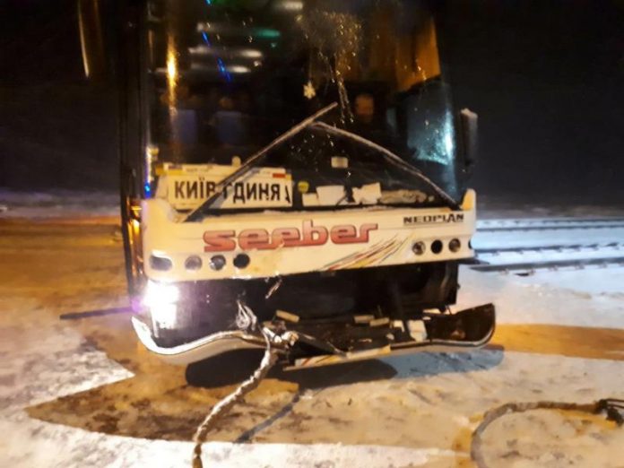На Волині автобус, який прямував до Польщі, застряг на залізничній колії (фото) На Волині автобус, який прямував до Польщі, застряг на залізничній колії (фото)