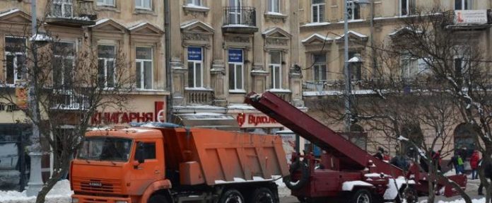 Сьогодні на вулицях Львова працювало 14 одиниць снігоприбиральної техніки Сьогодні на вулицях Львова працювало 14 одиниць снігоприбиральної техніки