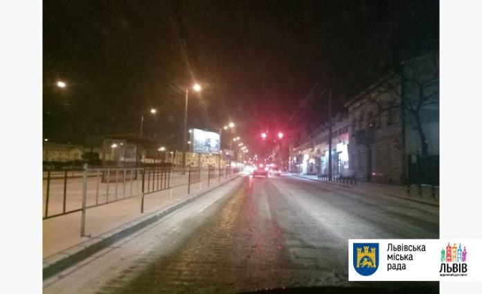 Вночі у Львові працювала снігоприбиральна техніка Вночі у Львові працювала снігоприбиральна техніка