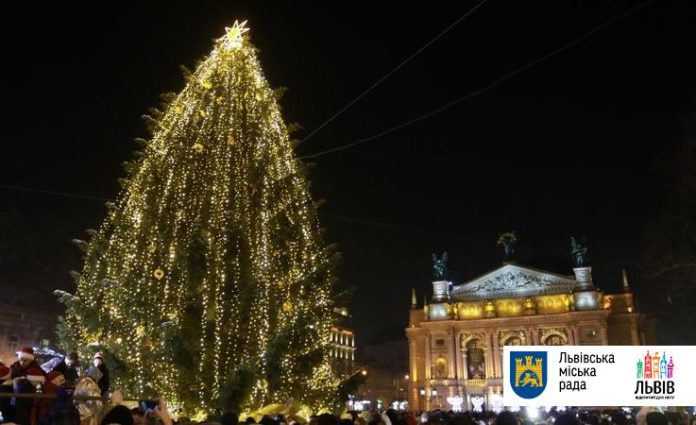Стало відомо, коли розбиратимуть львівську ялинку Стало відомо, коли розбиратимуть львівську ялинку
