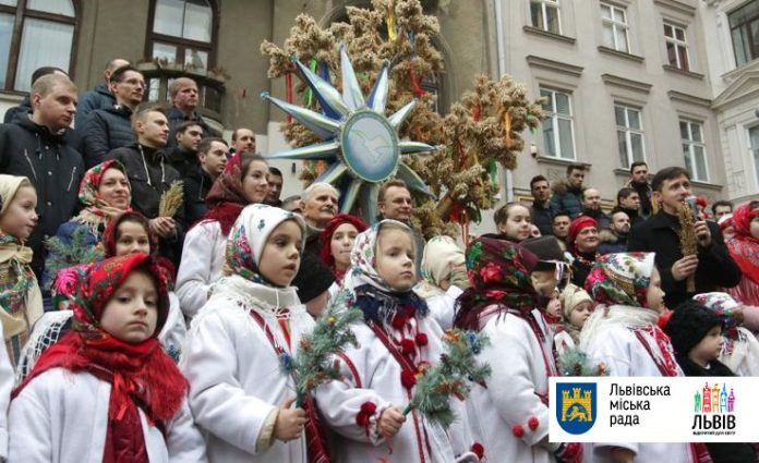 В переддень Різдва у місті встановили Різдвяного Дідуха В переддень Різдва у місті встановили Різдвяного Дідуха