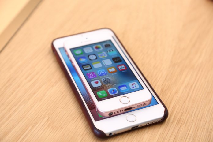 Apple дозволить «вимикати» сповільнення iPhone, але не радить цього робити Apple дозволить «вимикати» сповільнення iPhone, але не радить цього робити
