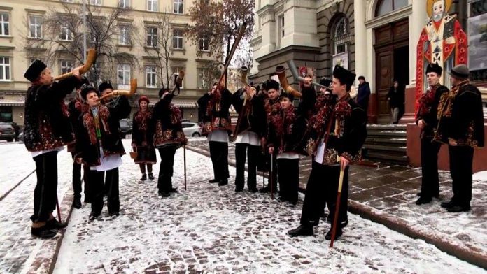 Усіх охочих запрошують послухати колядників з Криворівні Усіх охочих запрошують послухати колядників з Криворівні