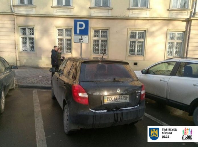 Учора у місті оштрафували 12 машин за неправильне паркування, – ЛМР Учора у місті оштрафували 12 машин за неправильне паркування, – ЛМР