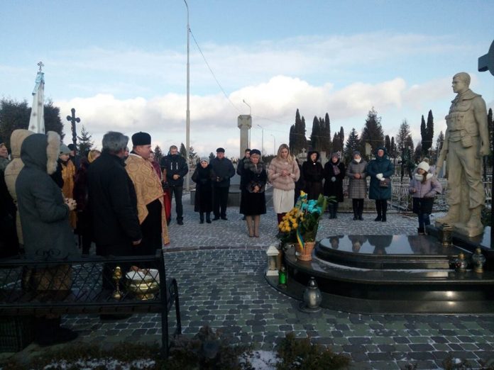 На Львівщині вшанували пам’ять загиблого правоохоронця в зоні АТО (Фото) На Львівщині вшанували пам’ять загиблого правоохоронця в зоні АТО (Фото)