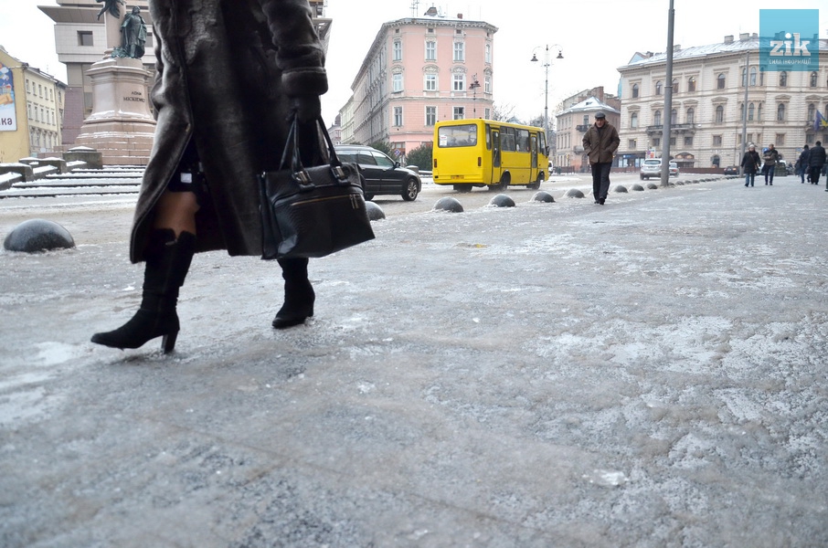 У міськраді запевнили, що усі райони Львова забезпечені піском для посипання вулиць