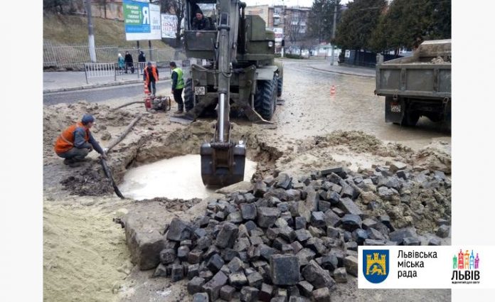 У ЛМР обіцяють до обіду відновити водопостачання на вулиці Зеленій У ЛМР обіцяють до обіду відновити водопостачання на вулиці Зеленій