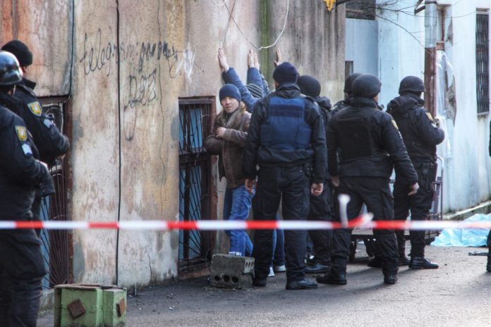 Стрілянина в Одесі: троє поліцейських поранено, нападник убитий (фото, відео) Стрілянина в Одесі: троє поліцейських поранено, нападник убитий (фото, відео)