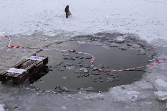 Як львів’яни пірнають в ополонку на Водохреще (фото) Як львів’яни пірнають в ополонку на Водохреще (фото)