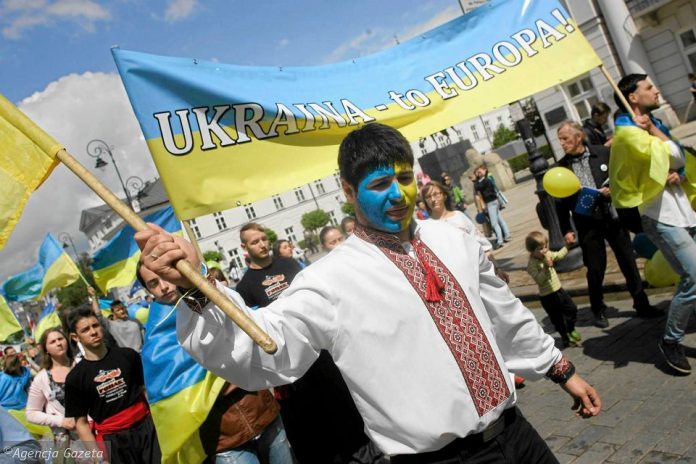 Скандал у Польщі: працівників-українців змушують носити синьо-жовту уніформу Скандал у Польщі: працівників-українців змушують носити синьо-жовту уніформу