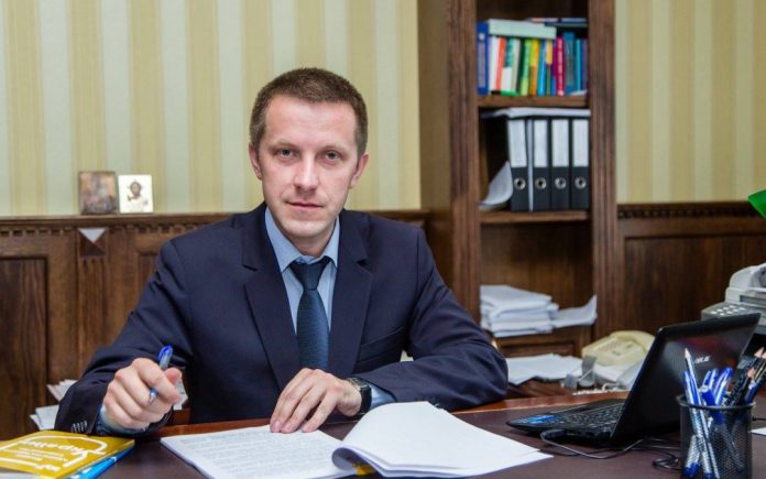 Екс-начальник управління юстиції Жукровський у суді оскаржить своє звільнення Екс-начальник управління юстиції Жукровський у суді оскаржить своє звільнення
