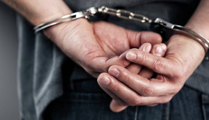 Поліція затримала юнака, який розтрощив всі двері у самбірській поліклініці Поліція затримала юнака, який розтрощив всі двері у самбірській поліклініці