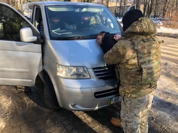 У Дніпрі затримали чоловіка, який намагався захопити таємну кореспонденцію військових У Дніпрі затримали чоловіка, який намагався захопити таємну кореспонденцію військових