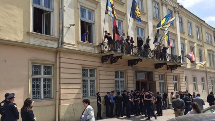 19-річного учасника штурму Львівської облради відправили під домашній арешт 19-річного учасника штурму Львівської облради відправили під домашній арешт
