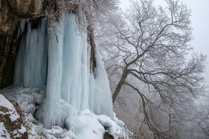 Крижана краса: на Прикарпатті замерзли водоспади (фото) Крижана краса: на Прикарпатті замерзли водоспади (фото)