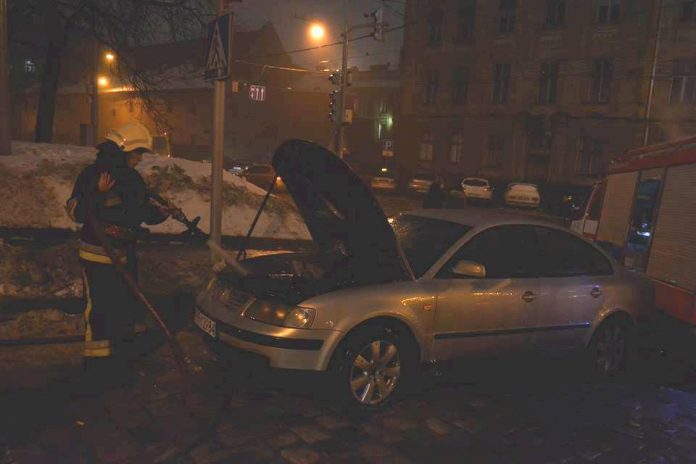У центрі Львова палав Volkswagen (фото) У центрі Львова палав Volkswagen (фото)