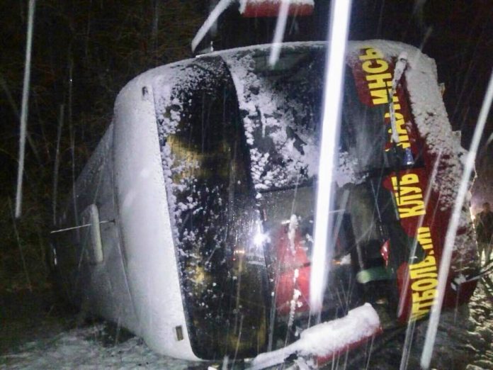 На Львівщині перекинувся автобус із футбольною командою (фото) На Львівщині перекинувся автобус із футбольною командою (фото)