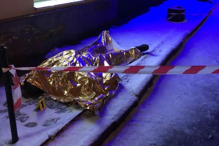 Вночі у центрі Львова біля залу гральних автоматів помер 23-річний юнак (фото) Вночі у центрі Львова біля залу гральних автоматів помер 23-річний юнак (фото)