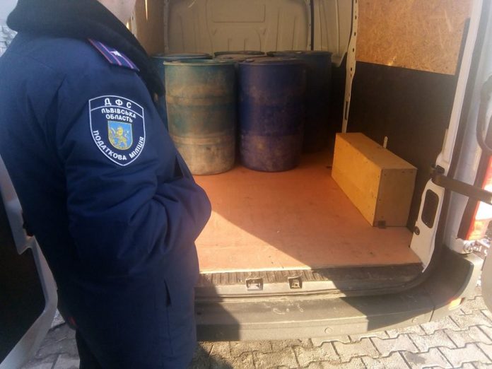 На Львівщині затримали партію спирту невідомого походження (фото) На Львівщині затримали партію спирту невідомого походження (фото)