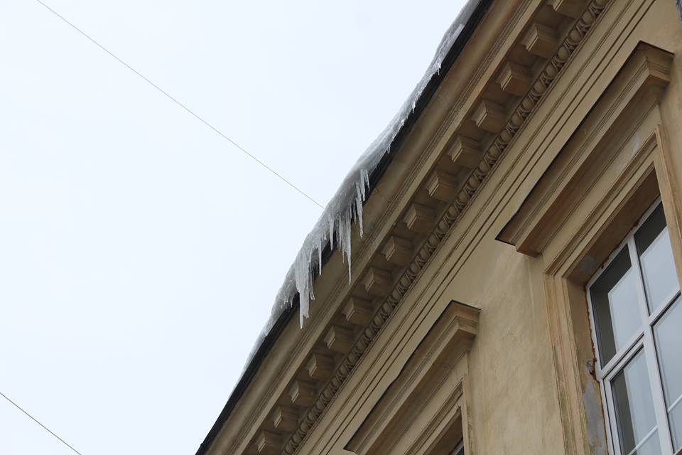 Велетенські бурульки на львівських дахах: містян просять бути обачними (фото)