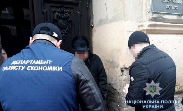 У Львові викрили на хабарі посадовців служби ветсанконтролю (фото) У Львові викрили на хабарі посадовців служби ветсанконтролю (фото)