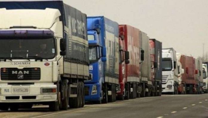Росія без пояснень припинила пропускати вантажівки з України Росія без пояснень припинила пропускати вантажівки з України