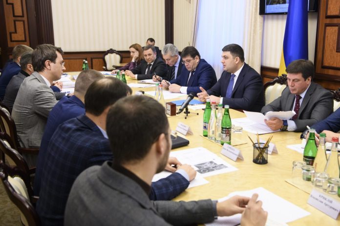 Гройсман ініціював нові стандарти будівництва доріг Гройсман ініціював нові стандарти будівництва доріг